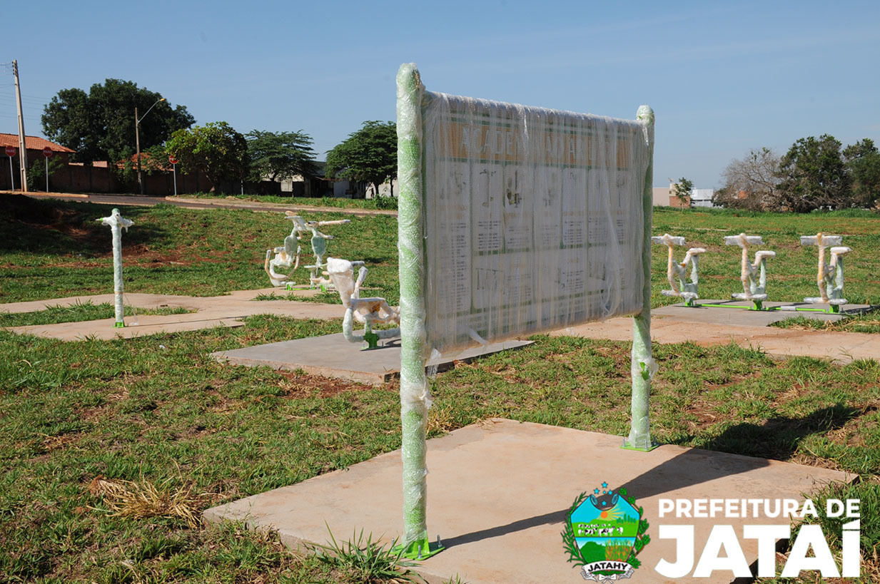 Instalação da academia ao ar livre do Parque Brisas