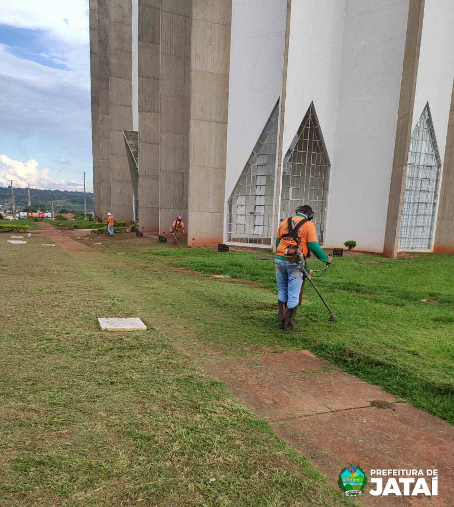 Prefeitura de Jataí realiza mutirão de poda e limpeza na Praça da Bíblia