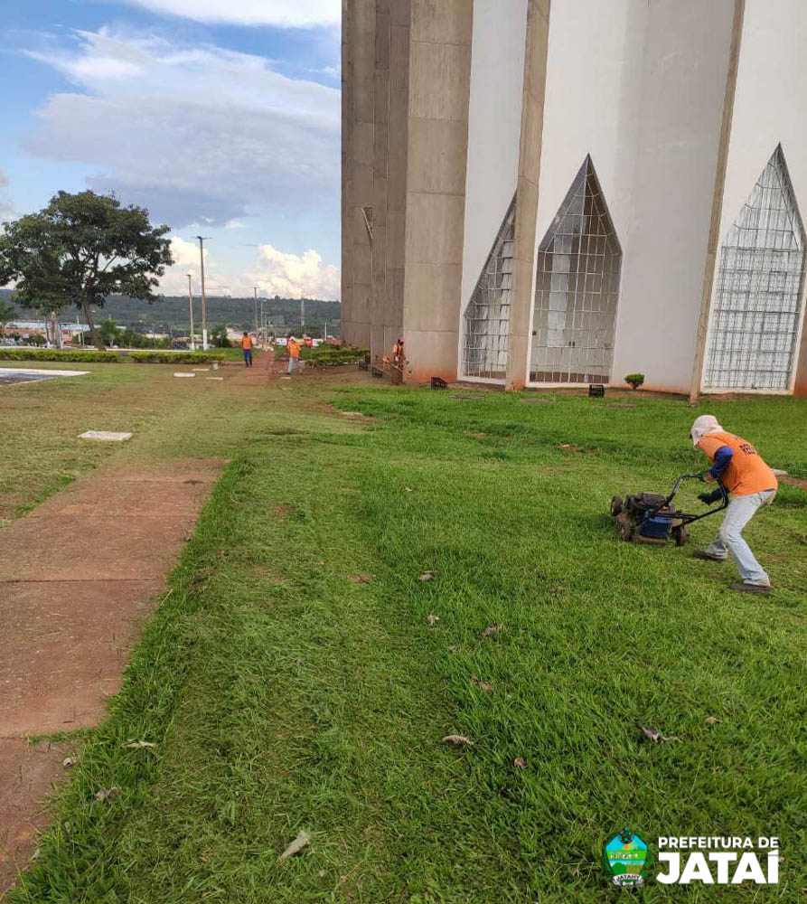 Prefeitura de Jataí realiza mutirão de poda e limpeza na Praça da Bíblia