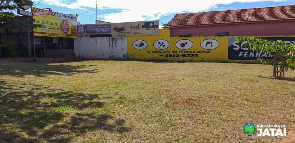 Prefeitura de Jataí realiza mutirão de poda e limpeza na Praça da Bíblia